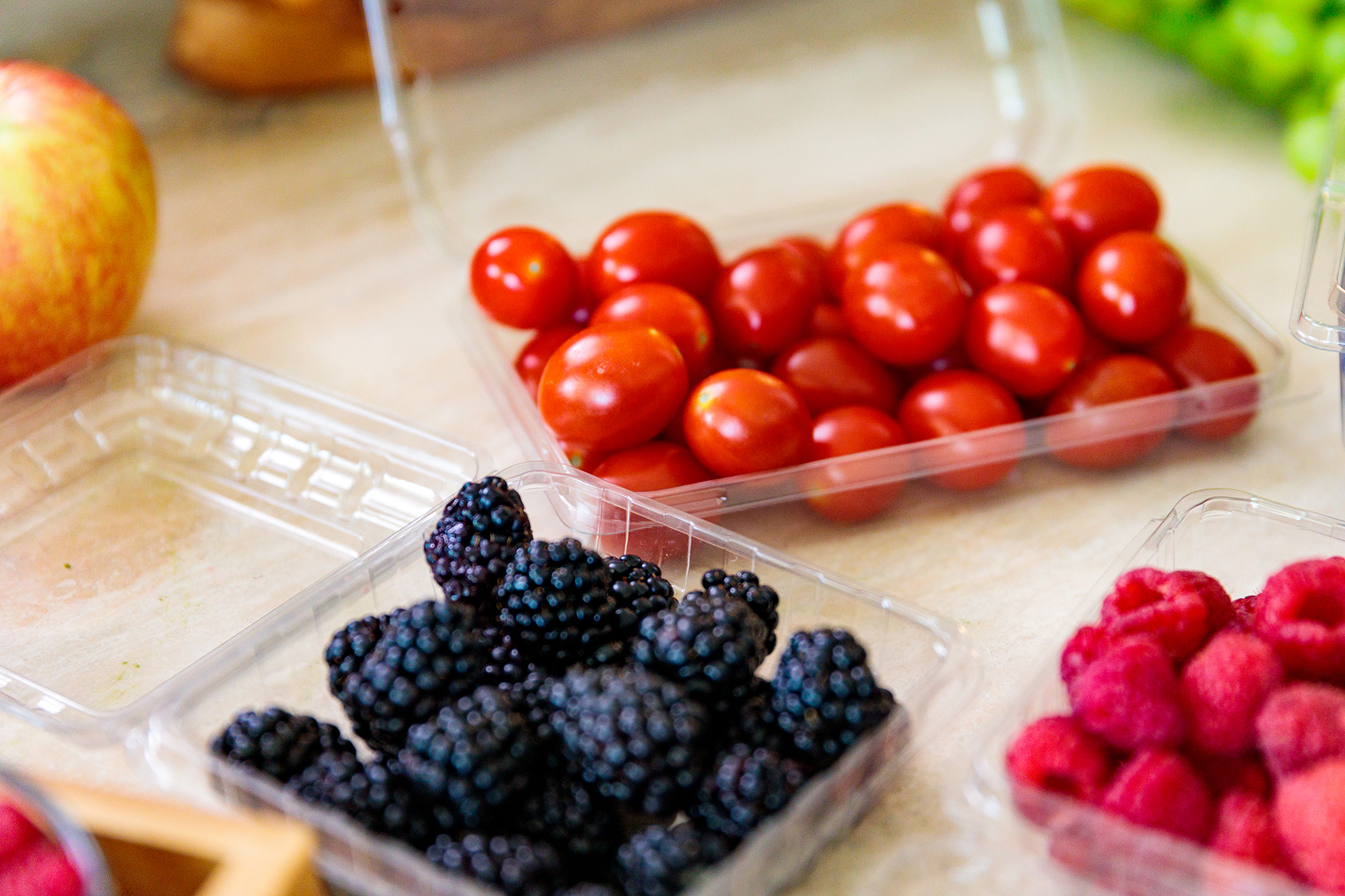 Frutas em recipientes de concha