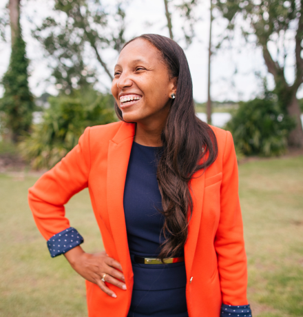 A Mulher com o blazer laranja