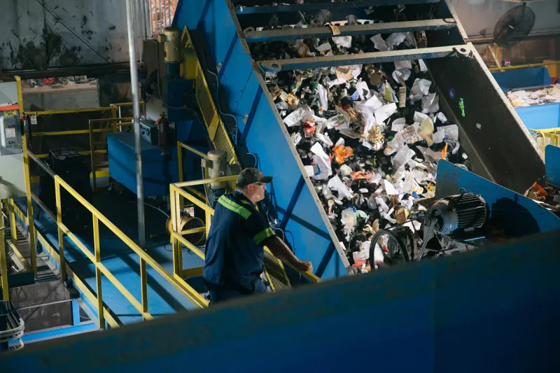 Trabalhador em uma fábrica de reciclagem