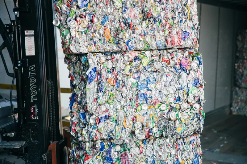 Latas de alumínio baladas