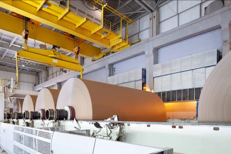 Grandes rolos de papel em uma instalação